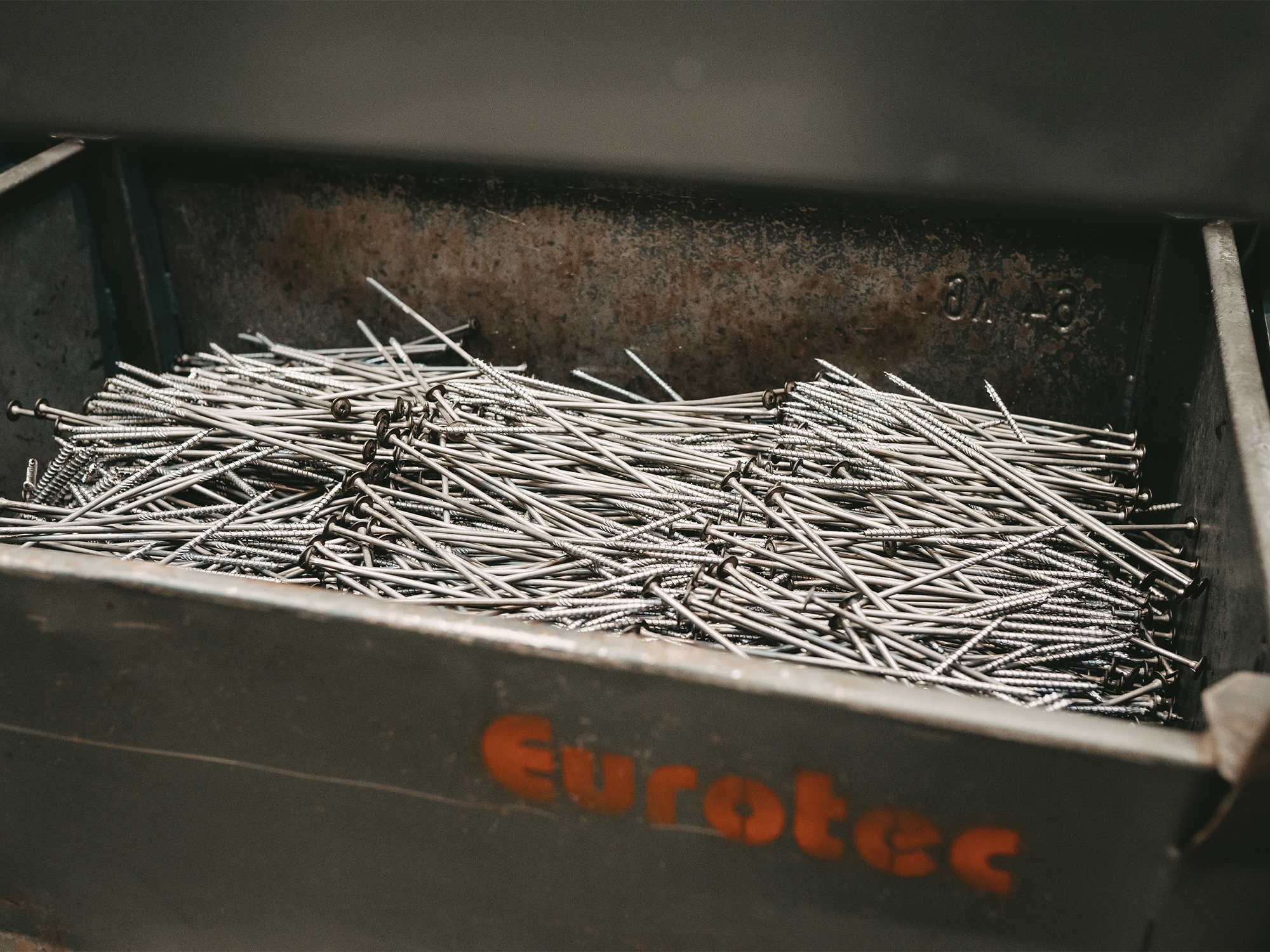 Fertige Schrauben aus der Produktion in einer Transportbox 